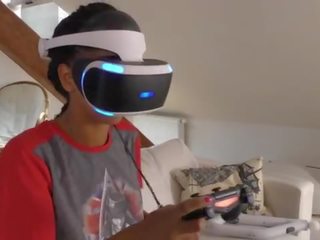 Isabel on a uusi peliä sisään hänen playstation vr mutta hän needs&period;&period;