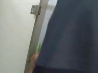 2 kulit hitam merogoh dan menganiaya lassie di sebuah toilet