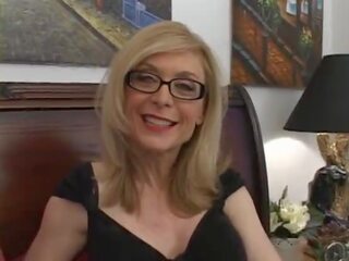 Oversexed nina hartley va giù e dà incredibile pompino