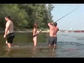 Desnudo fishing con muy guapa rusa adolescente elena