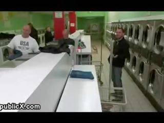 Par klemmer og leker fastbundet stunner i laundry