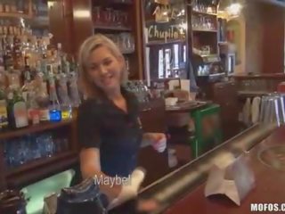 Bartender suger peter bakom counter