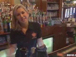 Bartender suge peter în spatele counter